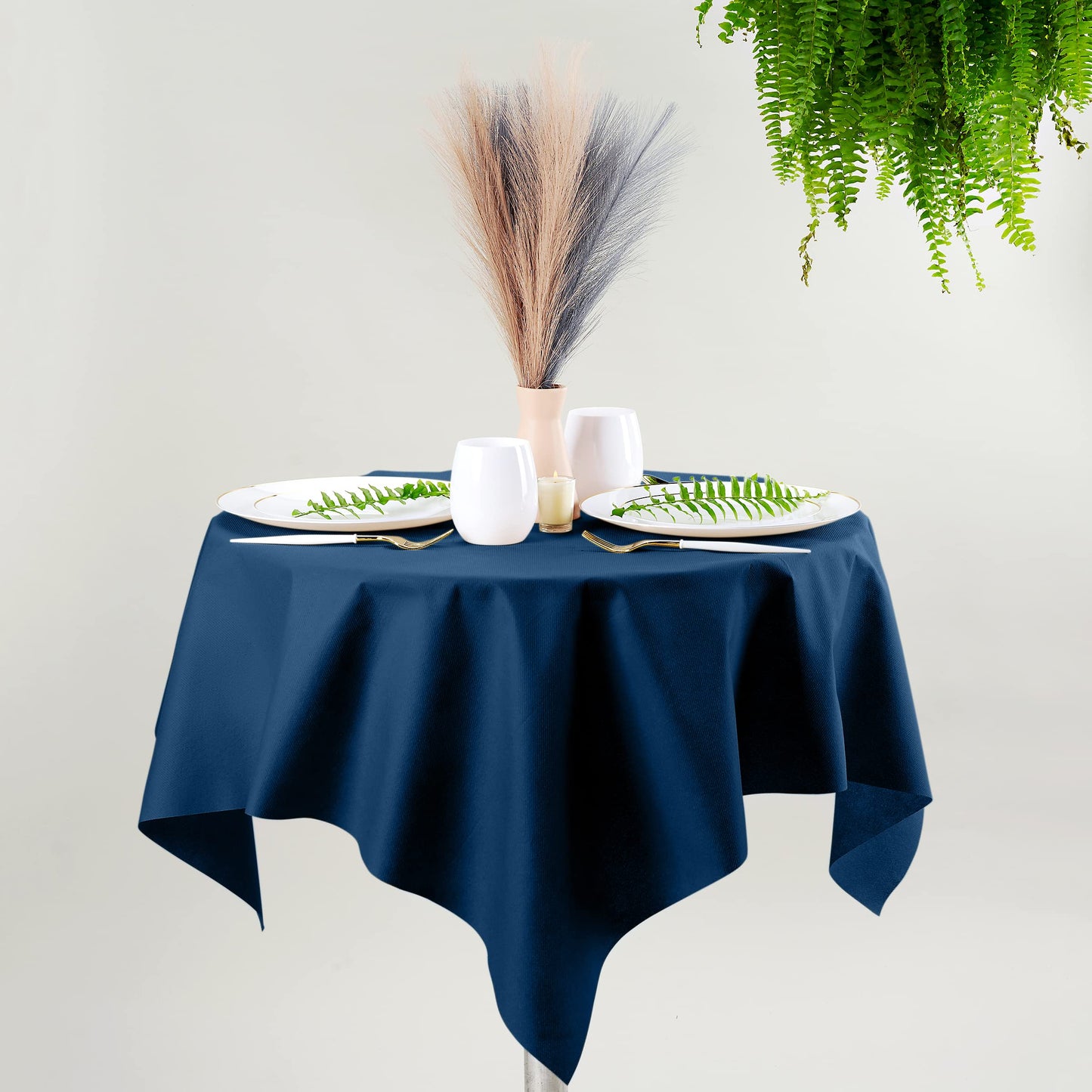SV-TCFQ40-SBLU/25, SV-TCFQ48-SBLU/20, SV-TCFQ55-SBLU/20, Blue folded table cloth by Servietto styled with cutlery and florals