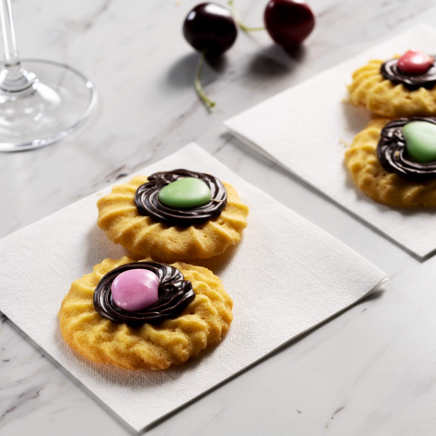 BG-TOLBN-WHT/1000:P, Linen-feel beverage napkin underneath pastry dessert