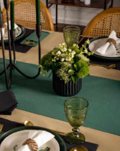 Elegant disposable airlaid paper table runners with a soft, cloth-like texture